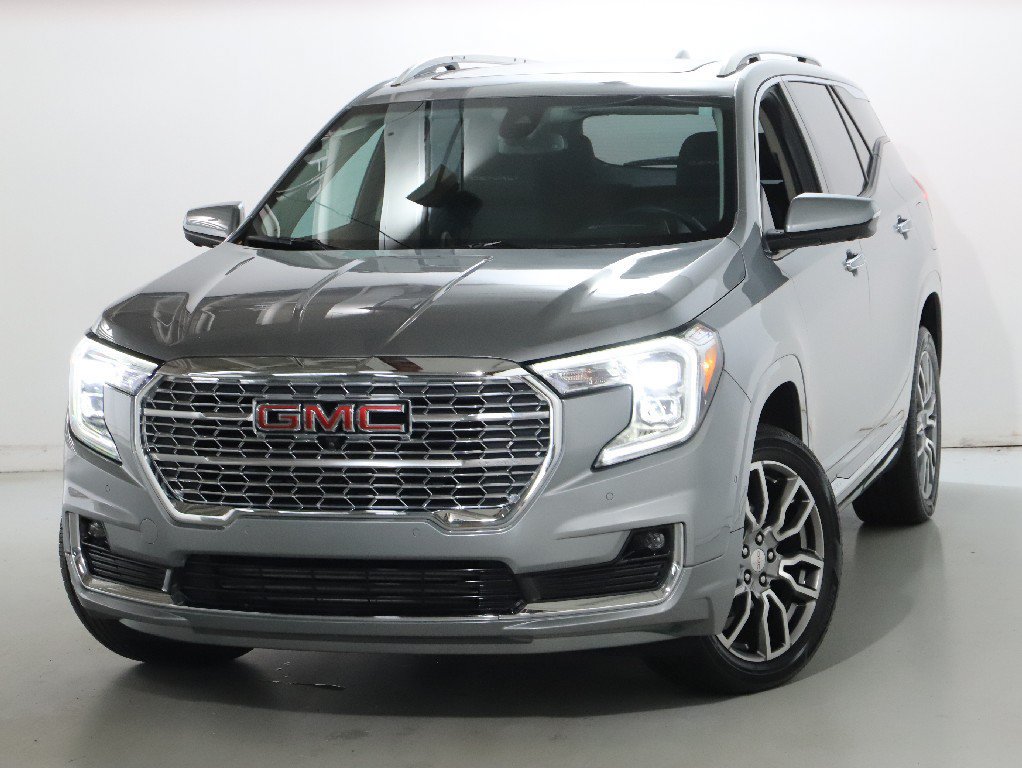 Used 2024 GMC Terrain Denali w/ Denali Premium Package AWD/4WD image 3
