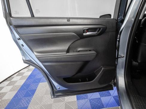 Used 2024 Toyota Highlander XLE FWD image 15