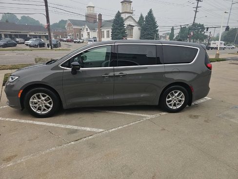 Used 2024 Chrysler Pacifica Touring-L FWD image 10