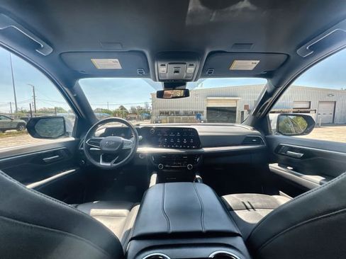 Used 2025 Chevrolet Suburban Z71 image 19