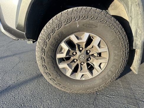 Used 2023 Toyota Tacoma TRD Off-Road image 6