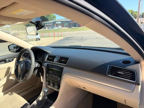 Used 2013 Volkswagen Passat 2.5 S FWD image 32
