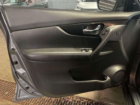 Used 2018 Nissan Rogue SL w/ Premium Package AWD/4WD image 16