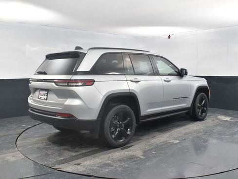 New 2025 Jeep Grand Cherokee Altitude w/ MOPAR Finishing Package AWD/4WD image 9
