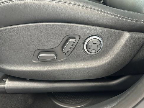Used 2025 Genesis GV70 2.5T AWD/4WD image 40
