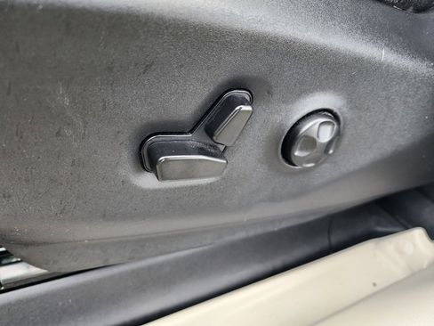 Used 2024 Chrysler Pacifica Touring-L image 11