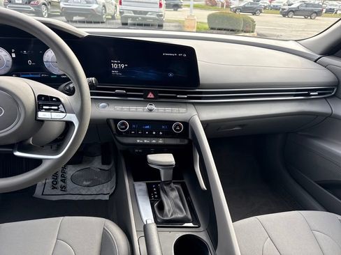 Used 2024 Hyundai Elantra SEL image 18