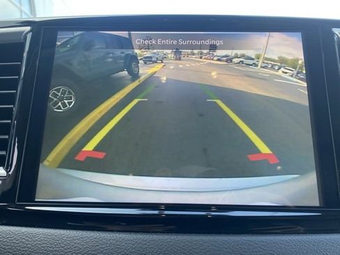 Used 2024 Chrysler Pacifica Touring-L image 21