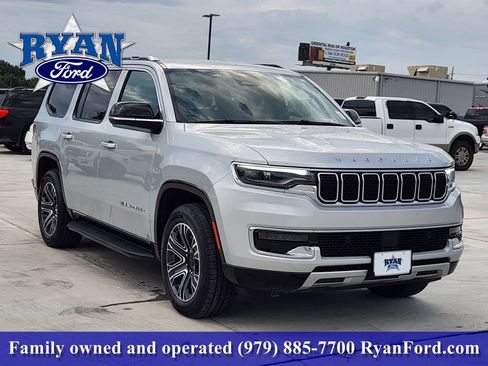 Used 2024 Jeep Wagoneer Series II w/ Flexible Seating Group RWD image 2