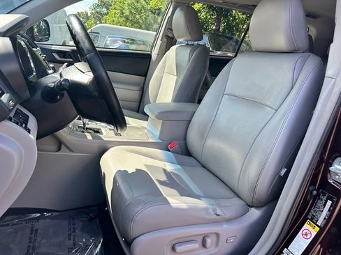 Used 2013 Toyota Highlander SE AWD/4WD image 12