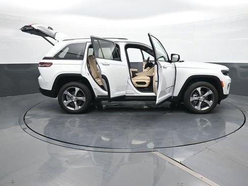 Used 2023 Jeep Grand Cherokee Limited image 32