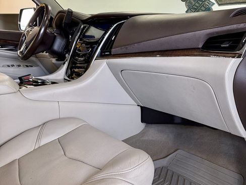 Used 2017 Cadillac Escalade Luxury image 12