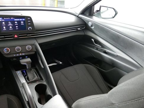 Used 2022 Hyundai Elantra SE FWD image 20