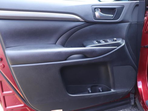 Used 2019 Toyota Highlander SE FWD image 9