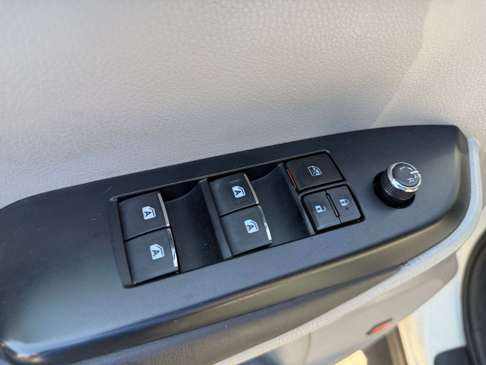 Used 2016 Toyota Highlander Limited AWD/4WD image 17
