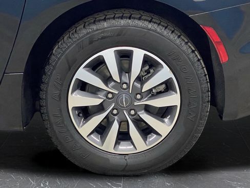 Used 2022 Chrysler Pacifica Limited FWD image 40