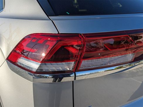 Certified 2025 Volkswagen Atlas Cross Sport SE image 9