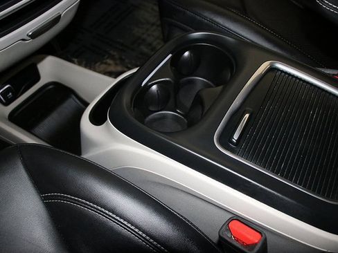 Used 2024 Chrysler Pacifica Select image 24