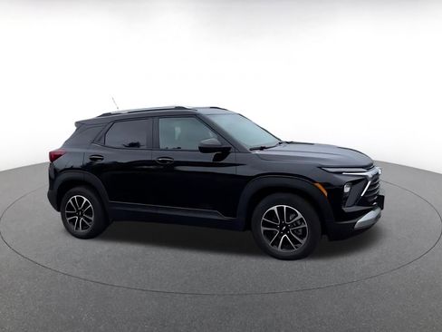 Used 2025 Chevrolet TrailBlazer LT image 2
