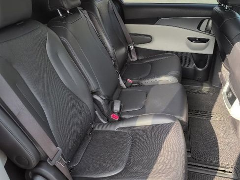 Used 2024 Kia Carnival LX FWD image 12