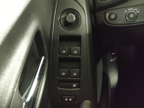 Used 2020 Chevrolet Trax LT w/ LT Convenience Package image 27