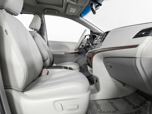 Used 2013 Toyota Sienna XLE image 28