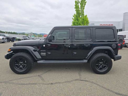 Used 2018 Jeep Wrangler Unlimited Sahara AWD/4WD image 2