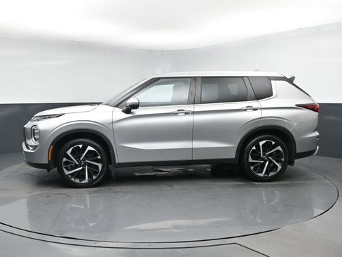 Used 2023 Mitsubishi Outlander SE image 4
