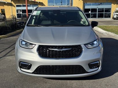 Used 2024 Chrysler Pacifica Touring-L