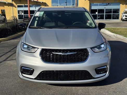 Used 2024 Chrysler Pacifica Touring-L image 4