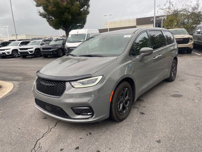 Used 2022 Chrysler Pacifica Touring-L w/ Uconnect Theater Family Group