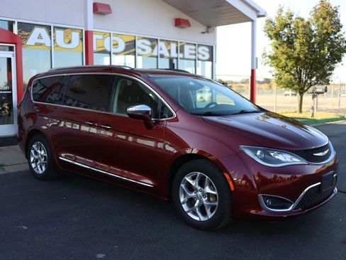 Used 2019 Chrysler Pacifica Limited image 3