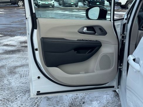 Used 2024 Chrysler Pacifica Select image 30