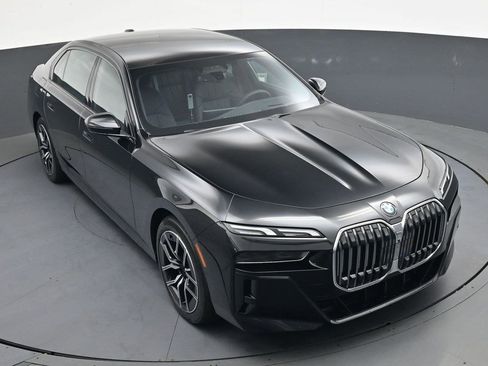 Used 2025 BMW 760i xDrive w/ Luxury Rear Seating Package AWD/4WD image 25