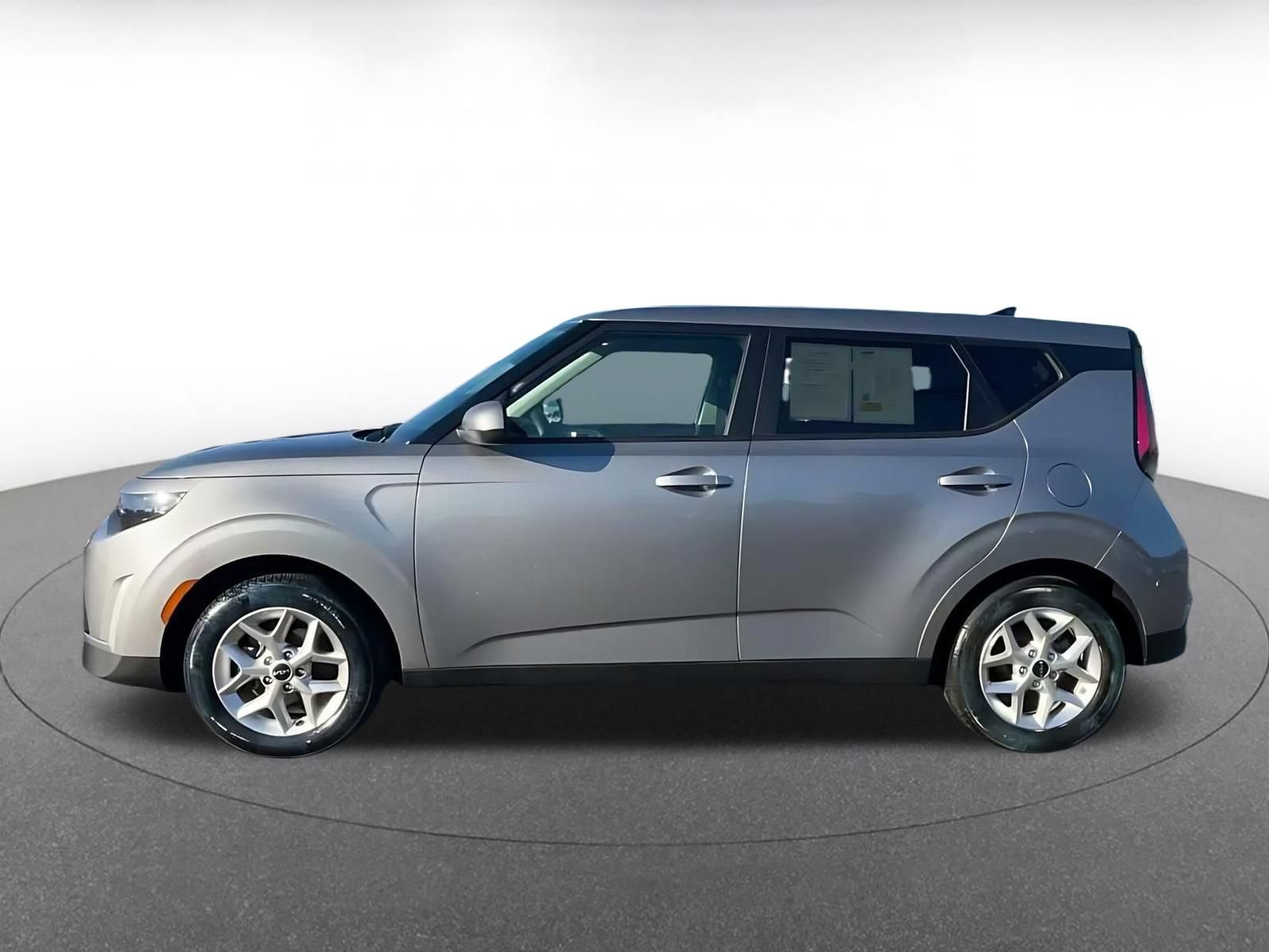 Used 2025 Kia Soul LX w/ LX Technology Package FWD image 8