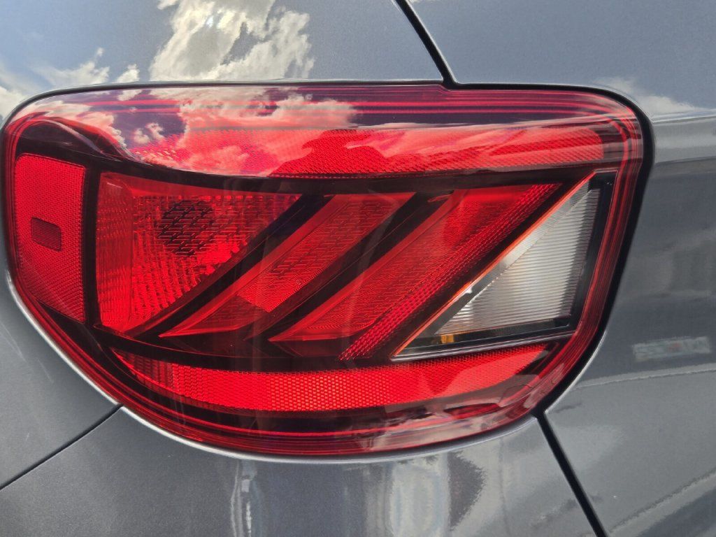 Used 2025 Hyundai Venue SE FWD image 8