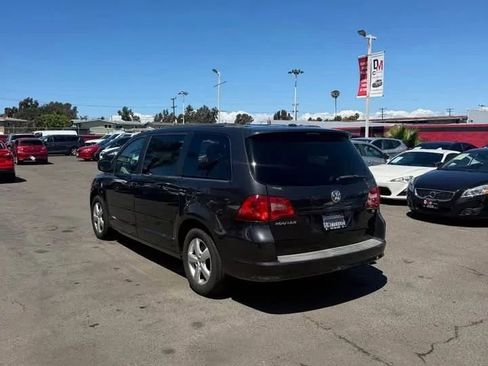 Used 2011 Volkswagen Routan SE image 4