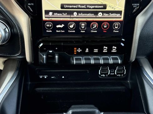 Used 2019 RAM 1500 Laramie AWD/4WD image 11