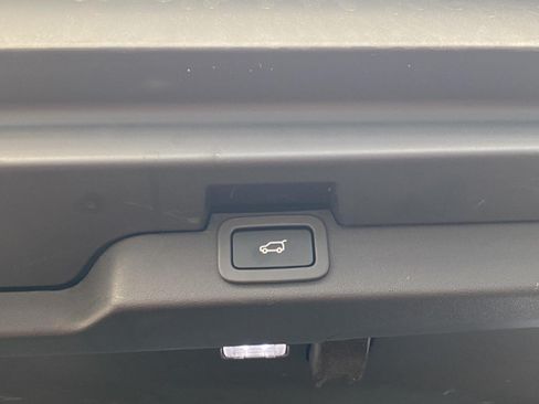 Used 2019 Land Rover Discovery HSE AWD/4WD image 16