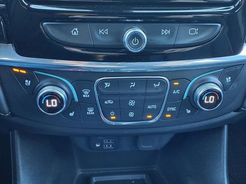 Used 2023 Chevrolet Traverse Premier image 17