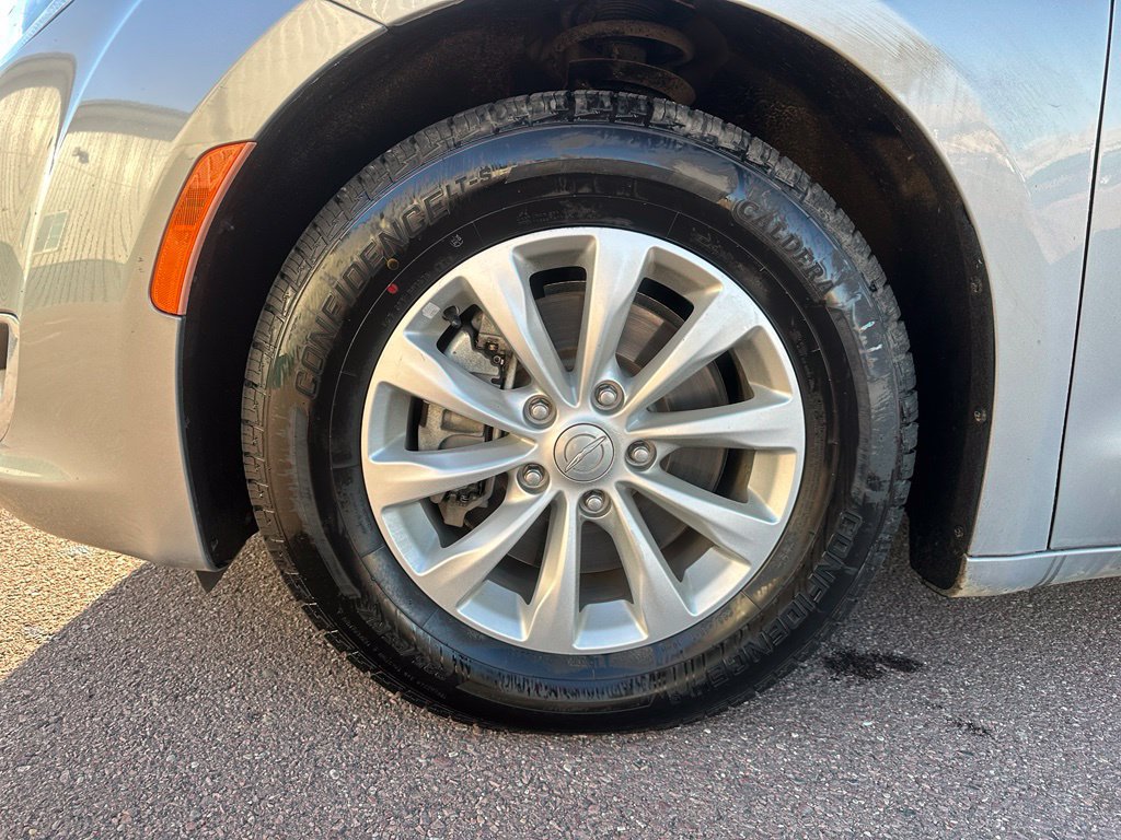 Used 2017 Chrysler Pacifica Touring-L FWD image 41