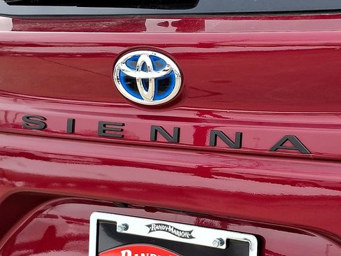 Used 2023 Toyota Sienna XLE image 32