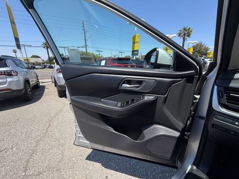 Used 2025 Nissan Rogue SV FWD image 18