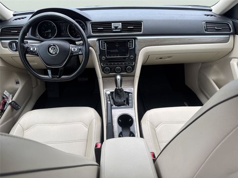Used 2018 Volkswagen Passat 2.0T SE w/ SE Lighting Package FWD image 13