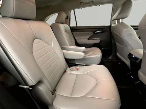Used 2022 Toyota Highlander XLE AWD/4WD image 20
