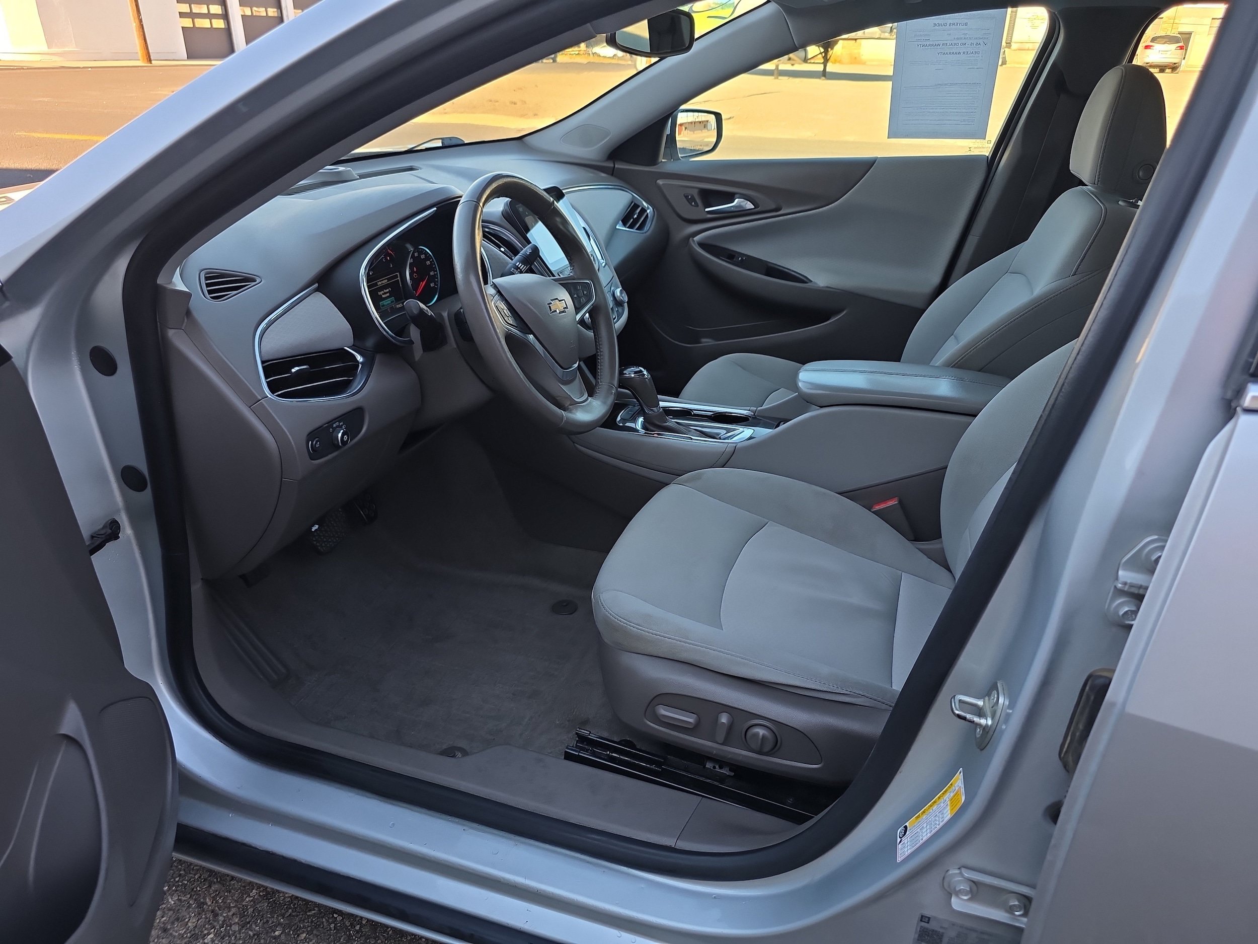 Used 2018 Chevrolet Malibu LT FWD image 2