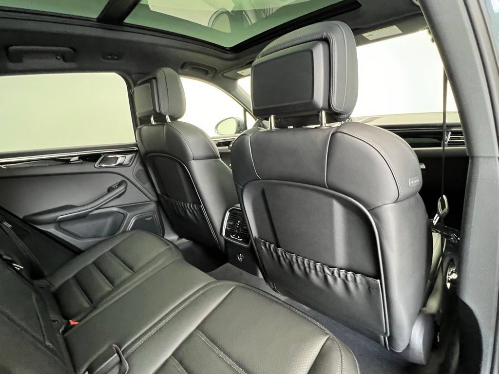 Used 2026 Porsche Macan AWD/4WD image 16