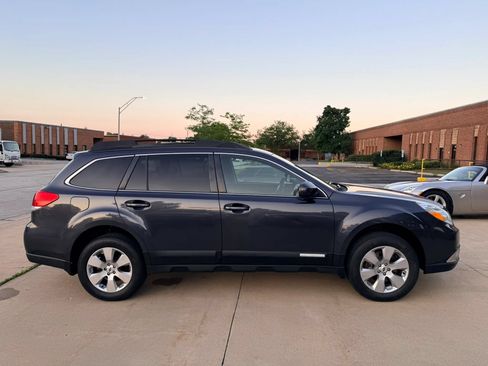 Used 2012 Subaru Outback 3.6R Limited w/ Moonroof Pkg AWD/4WD image 5