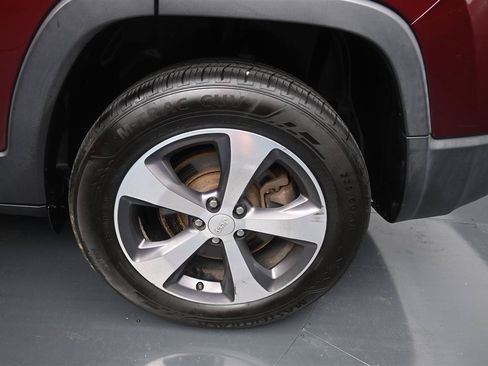 Used 2019 Jeep Cherokee Limited AWD/4WD image 17