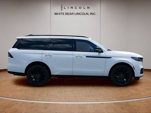 Used 2026 Lincoln Navigator Reserve w/ Jet Appearance Package AWD/4WD image 4